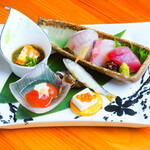 和食居酒屋虎視眈々 - 前菜とお造りの盛り合わせ
