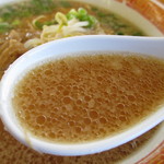 辰家 - 背脂が浮く醤油スープ