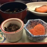旅館 喜仙 - たらこと佃煮・・・奥にあるのは鮭です。