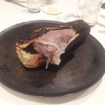 北島亭 - 子羊の岩塩包焼き(取分け前)　網脂に包んだ塊の子羊をクレープ生地に包んで焼きます