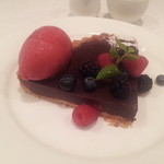 北島亭 - チョコレートケーキ　切り分けた角度が90度くらいあります(^_^;)