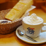 コメダ珈琲店 - 料理写真:ウインナーコーヒー (￥620)、山食あん (￥0)
