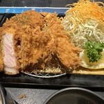 とんかつ大志 - 左奥がカニクリームコロッケ、手前が半ロースカツ、その右側にエビフライ