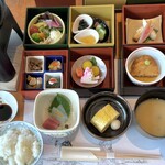 下関温泉 風の海  - 朝ごはん。色とりどりのお重を開いたところ。