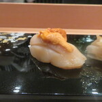 なだ万 - 帆立・雲丹乗せ