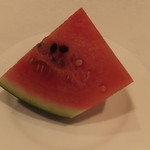 北島亭 - 男子　切ってない　女子　サイコロに切ったスイカ