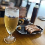 敷島 - まずはビールと黒毛和牛敷島ソーセージ。