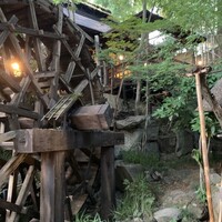 黒茶屋 - 入り口には松明と大きな水車