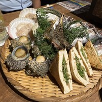 かんてきや 要 - 七輪炭火焼き(帆立、サザエ、車えび、鯵の開き、厚揚げ、ししゃも)