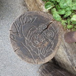 Udonya Mennosuke - 外の待合ベンチ。丸太表面に梟の彫り物