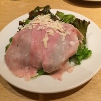 オービカ モッツァレラバー 横浜店 - 生ハムといっていたが？？サラダ