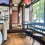 萬里 - 内観。小上がりもあります。