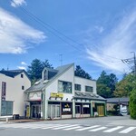 萬里 - 交差点の反対側からの外観。