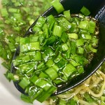 Banri - 「ピリ辛ニラそば」の新鮮なニラ。