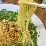 Banri - 「ピリ辛ニラそば」麺リフト。喉越しよい細めのストレート麺。