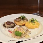 オステリア イノウエ - 〈前菜〉
ブリオッシュのクロスティーニ 鯖・茄子
バターナッツかぼちゃのムース
コッパ（豚耳やハム煮凝り）マスタードソース
鳥白レバームース