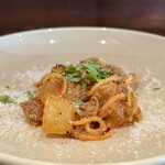 オステリア イノウエ - 自家製手打ちタリオリーニ 牛すじ煮込みソース