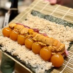 鮨よしかわ 海道 新宿 - トロと卵黄の太巻(卵黄、中トロ、赤身、ウニ)