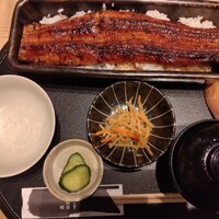 うなぎ四代目菊川 東京駅黒塀横丁店 - 鰻がはみ出るおひつ