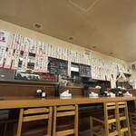 東瀛 - メニューたくさん。店内ぐるっとメニューが貼ってあります