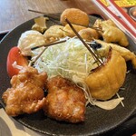 串かつ でんがな - 鶏から揚げ2個、玉ねぎの串カツ、キャベ千など