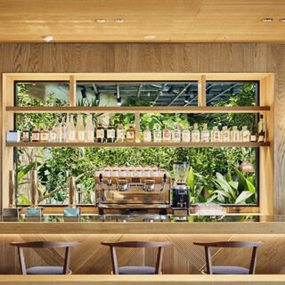 木の温もりとグリーンの色味が調和した、居心地の良い上質空間