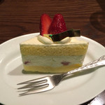 グリルキャピタル東洋亭 - いたって普通のショートケーキ
            紙は食べれません