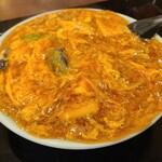蓬莱 - 中華丼(小)(税込800円)
            鶏ガラベースの餡の味付けは見た目ほど濃くないけど、それなりにヘビー
            溶き卵、玉葱、木耳、人参、長葱、白菜、椎茸、豚肉などを混ぜ合わせてから白ご飯にたっぷり掛けます
