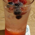 むさしの森珈琲 高崎問屋町店 - ラズベリーMIXソーダ。固形分の実と炭酸のバランスが良い。