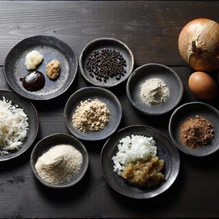 秘伝の手ごね・厳選素材・火入れで作り上げる特製ハンバーグ