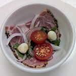 グラスコート - ポークパストラミとモッツァレラチーズのサラダ仕立て