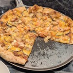 グラスコート - 牛挽肉と夏野菜のカレー風味ピザ