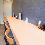 うな賀 - 厨房からの香ばしい香りも楽しめるカウンター席。
