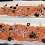 グラスコート - スモークサーモントラウト　オニオン、ケッパー、オリーブ添え