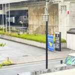 うな賀 - 初台の駅前通りである"オペラ通り"。