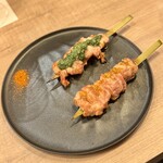 ワイン÷炭火焼き酒場cacco - せせりスパイシー焼　せせりエスカルゴバター焼
