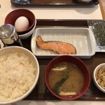 すき家 - 料理写真:鮭たまかけ朝食並（540）