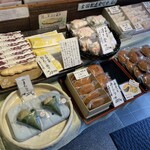 梅花亭 神楽坂本店 - 店内（購入したあさどら、鮎の天ぷら最中）