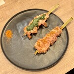 ワイン÷炭火焼き酒場cacco - せせりスパイシー焼　せせりエスカルゴバター焼