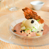 ヴァローナチョコレートのスープ仕立て 洋ナシのコンポートとバニラアイス