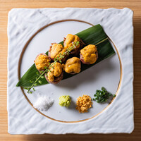 黒毛和牛の炙り　塩水ウニのせ