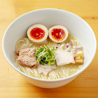 濃郁雞白湯湯底，凝縮了雞肉的鮮美「雞蕎麥」1,100日圓