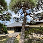 自在堂 薪火イタリア料理 - 古民家らしく立派な松がお出迎え