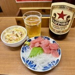 佐野屋 - サッポロ赤星大瓶、まぐろ中おち、マカロニサラダ、
