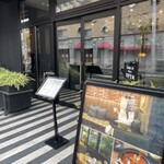 Jose Luis Karuizawa - ホテルに隣接したエントランス。店内に一歩踏み入ればその上質で上品な設えに感激します。