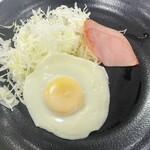 辛酉会食堂 - こんな寂しいハム初めて！黄身も硬い:;(∩´﹏`∩);: