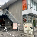 Khao×Khao Thai Kitchen - この矢印の方が玄関