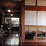 蕎亭 はる - お店に入ると普通の玄関が・・・