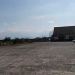 蕎亭 はる - この駐車場の奥にお店があります。