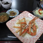 元祖びっくりかにや - 最初からテーブルに配置されてたのは蟹とサラダと小鉢が二つ、これでランチの完成です。

